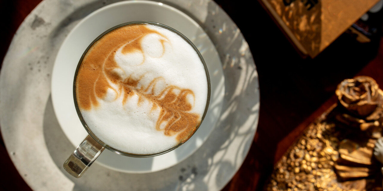 Sekrety kawy z mlekiem: Jak stworzyć idealne latte art w domu?