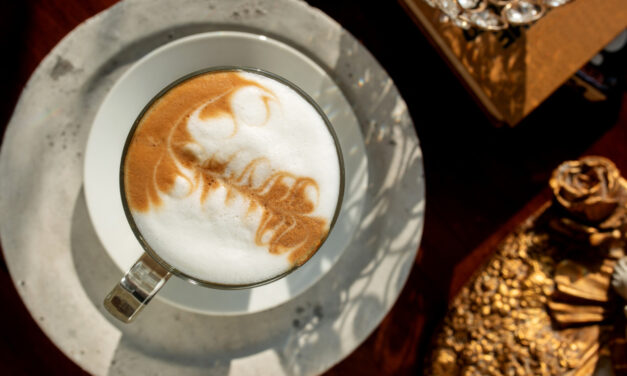 Sekrety kawy z mlekiem: Jak stworzyć idealne latte art w domu?